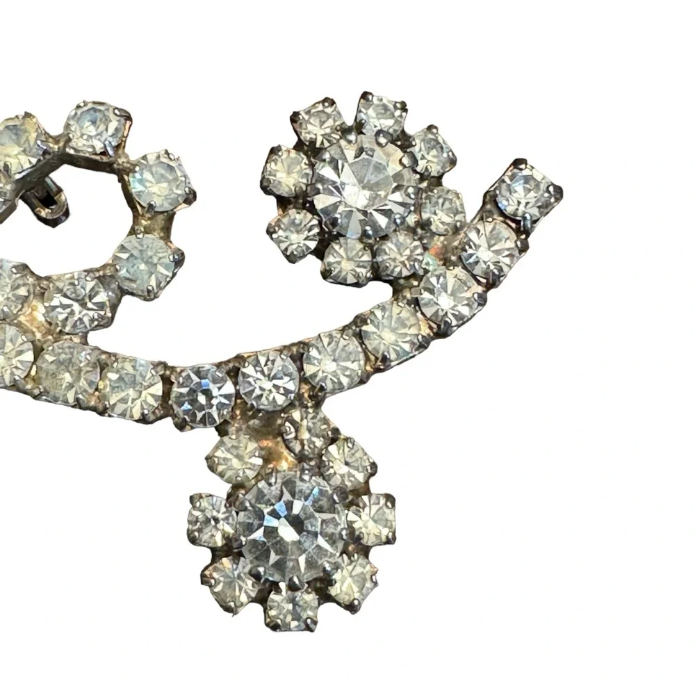 Pretty Vintage Diamanté Flower Brooch Silver Tone